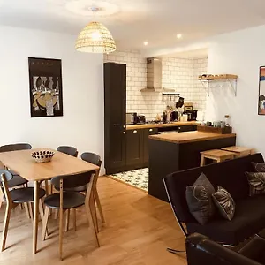  Apartment Flat, 3 Bedrooms, Sleeps 6, Close To Shops And